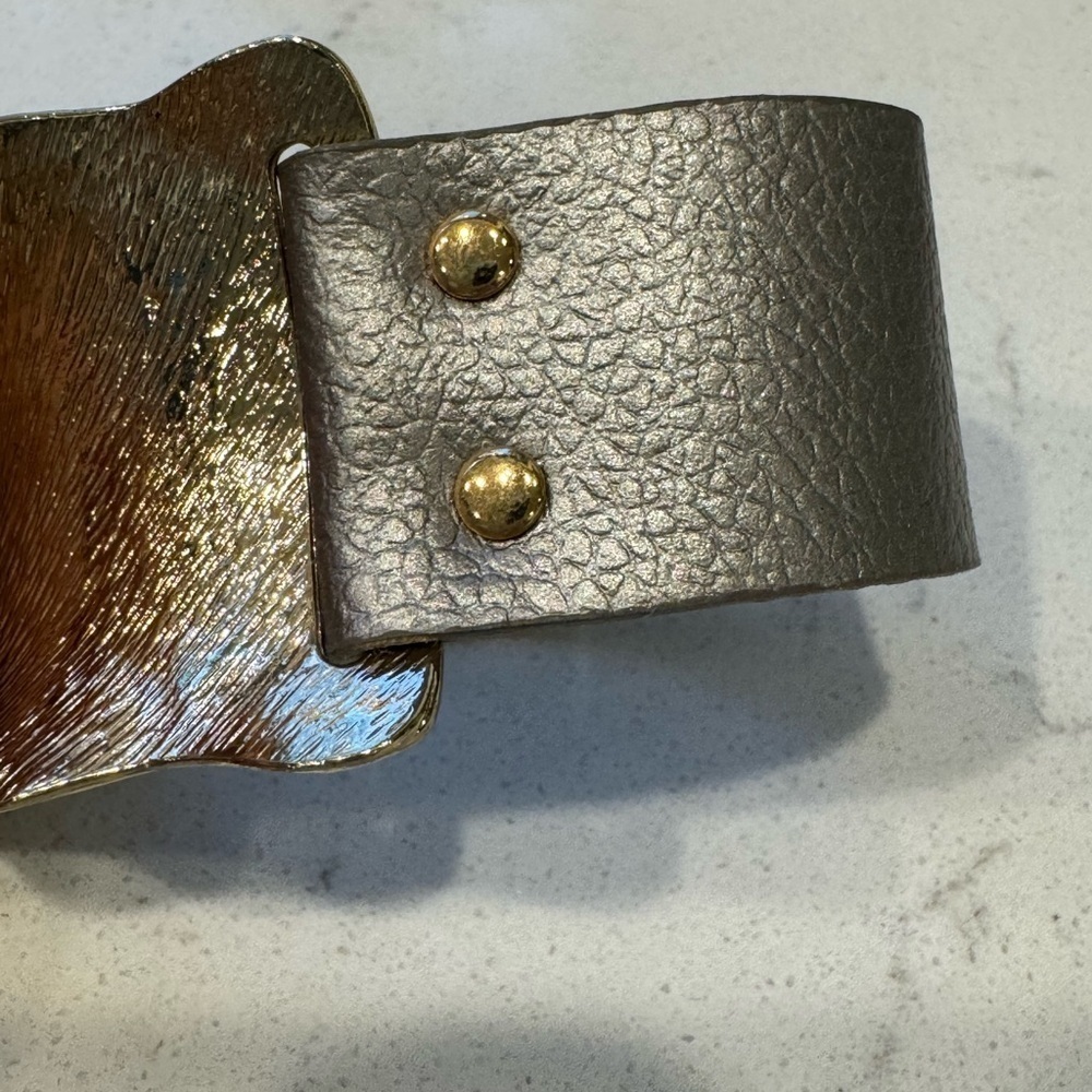 Cuff bracelet Modern faux leather and gold - Picture 2 of 11